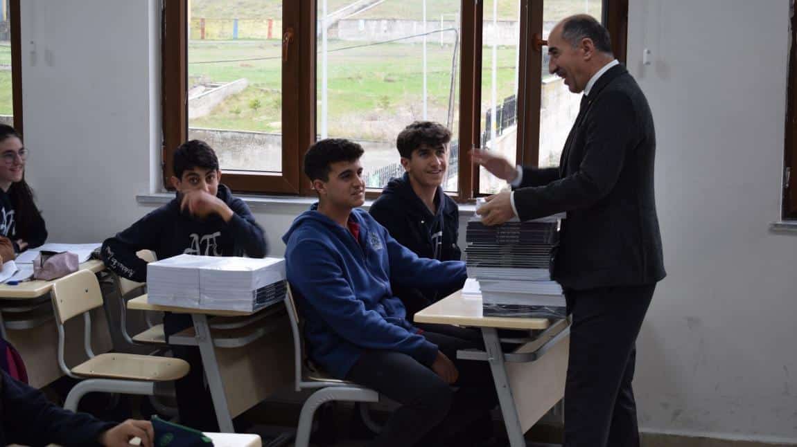 İl Milli Eğitim Müdürü Sayın Erhan BULUT Ardahan Fen Lisesi öğrencilerine ücretsiz Konu Pekiştirme test kitapları dağıttı. 